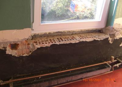 Entfernung von Heizkörpern und Fensterbrettern innen für Abdichtungsarbeiten und Schimmelbeseitigung im Schlafzimmer in Brandenburg