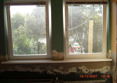 Starker Schimmelbefall in Kinderzimmer an Fenstern zur Vorbereitung für weitere Maßnahmen in Berlin