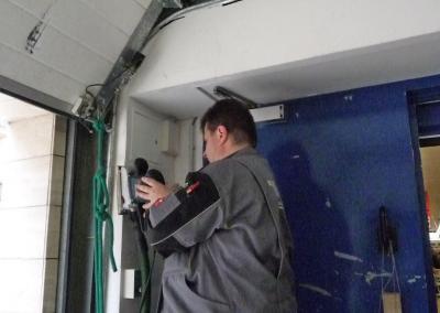 Schleifarbeiten zur Vorbereitung von Malerarbeiten in einem Supermarkt in Berlin