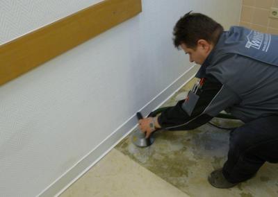 Abschleifen des Bodens zur Vorbereitung für Verlegearbeiten nach einem Wasserschaden in Brandenburg