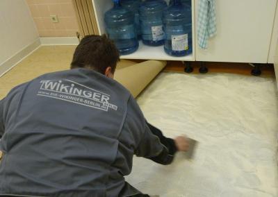 Klebematerial einbringen auf Boden für Verlegearbeiten nach einem Wasserschaden Brandenburg