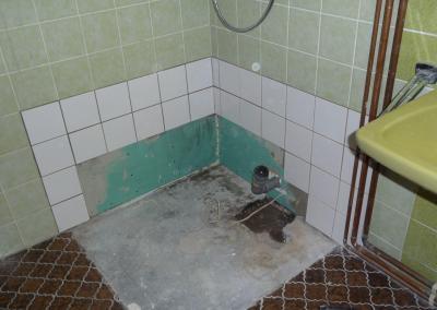 Fliesenarbeiten Vorbereitung für den Neueinbau einer Dusche