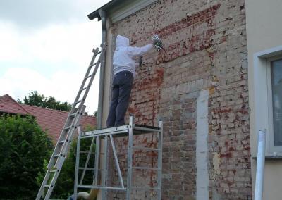 Vorbereitung Abbürsten für Anbringung der Wand von Fassadendämmung Brandenburg