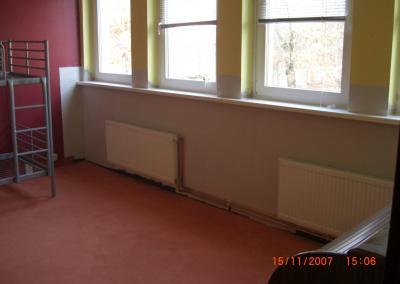 Bearbeitung unterhalb der Fensterbänke wegen starken Schimmelbefall