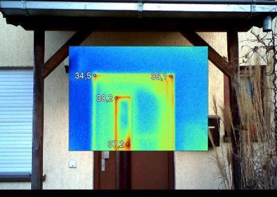 Bauthermografie Kältebrücken an einer Hauseingangstür