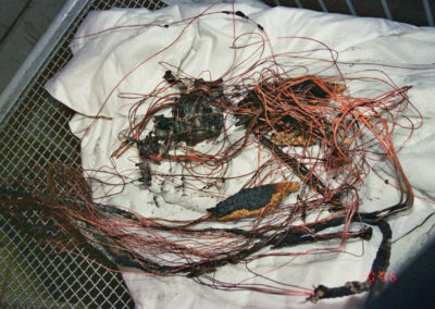 Verbrannte Kabel nach einem Brand