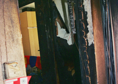 Komplette Wohnung ausgebrannt durch zündeln in Wohnung mit Feuerwerkskörpern