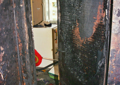 Verbrannte Tür durch Feuer im Flur