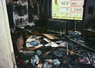 In der Küche sammeln sich die meisten Wärmequellen des Hauses, Herd sowie Chemikalien, die aus Unachtsamkeit, Fahrlässigkeit oder wegen technischer Defekte eine Vebrannte Küche hinterlassen hatte.