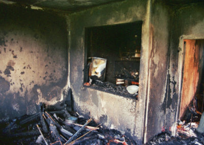 Verbranntes Wohnzimmer durch falsche Bedienung von Ethanol-Kamin