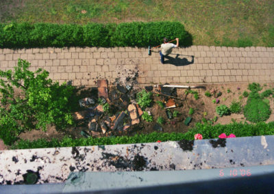 Verbrannte Gegenstände aus dem Fenster geworfen