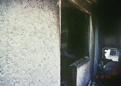 Ausgebrannter Balkon durch einem Grill mit Fassade