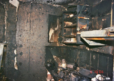 Küchenmöbel durch Brand komplett zerstört durch stehen gelassenen Kochtopf