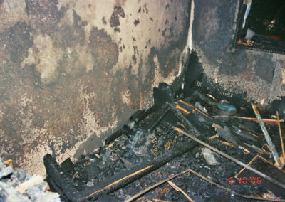 Verbranntes Zimmer durch Brandstiftung