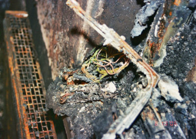 Verschmorter Fensterahmen durch die hohe Brandentwicklung