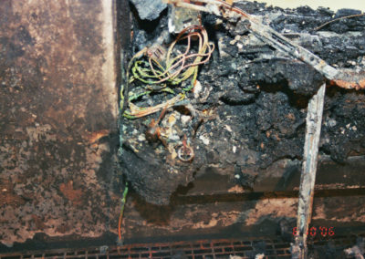 Verschmorte Gegenstände durch die hohe Temperatur des Feuers