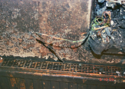 Auflösung durch den Brand so das die Fensterbank und Kunststoffrahmen des Fensters verschmort sind