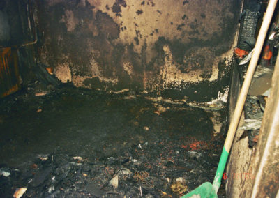 Verbranntes Schlafzimmer nach Beseitigung der verbrannten Gegenstände