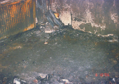 Kompletter Boden mit Wände und Heizkörper verbrannt