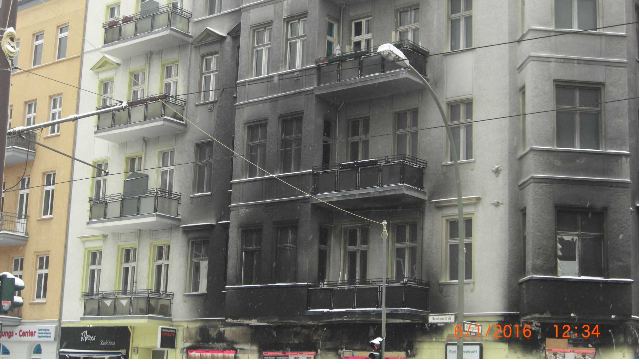 Brandschäden Glasfassade an Gewerbeläden in Berlin
