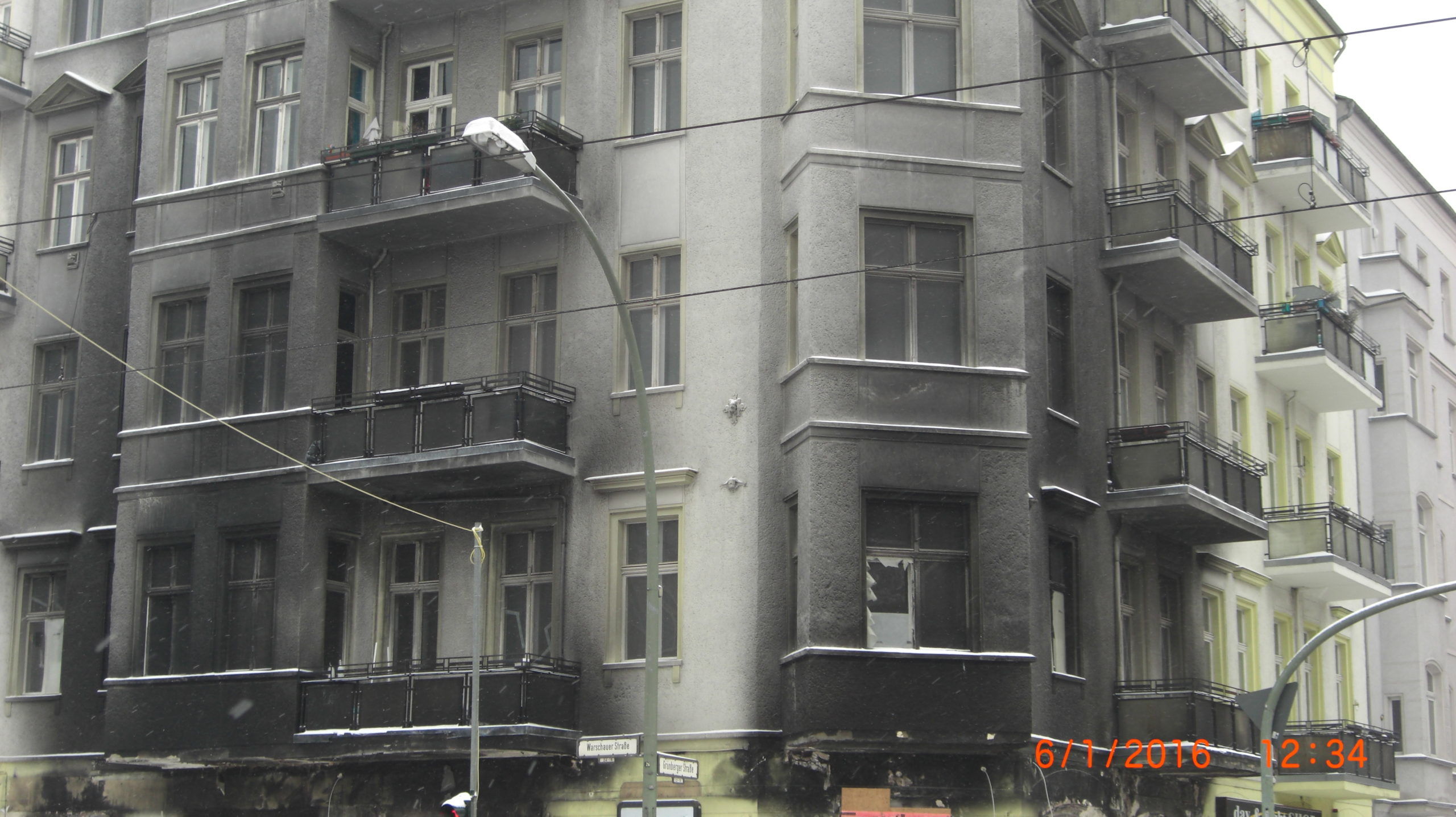 Brandschäden an Balkonen und Fassade und zerbrochene Fenster in Berlin