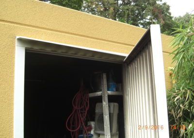 Brandspuren an Türen und Fassade