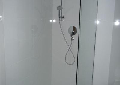 Nach einem Wasserschaden Dusche mit Fliesenarbeiten wieder Instandgesetzt