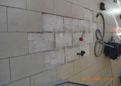 Entnahme von defekten Bodenfliesen Gewerbe Brandenburg