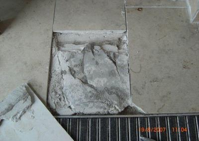 Entnehmen der defekten Bodenfliesen Ladengeschäft Berlin