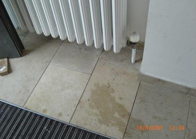 Austausch der Defekten Bodenfliesen Im Ladengeschäft Brandenburg