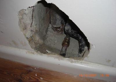 Öffnung Wand undichtes Rohr wegen Schimmelflecken an Wand Wohnzimmer Brandenburg