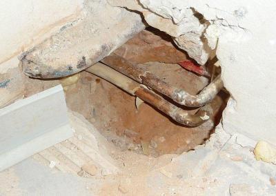 Leckortung im Einfamilienhaus wegen Undichtigkeit Heizungzuleitungen Boden