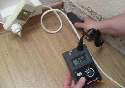 Messung der Feuchtigkeit an Wand Berlin