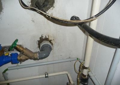Undichtigkeit im Hauswirtschaftsraum am Rohr in Brandenburg