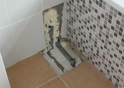 Öffnung WC-Bad Wand Einfamilienhaus wegen Undichtigkeit an Wand