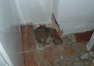 Öffnung wegen Ursachenermittlung Küche Nässeschäden an Wand Brandenburg