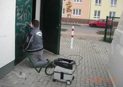 Abschleifen von Stahltüren wegen Graffiti