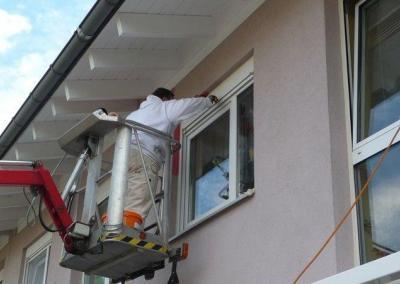 Malerarbeiten an Fassade mit Hebebühne