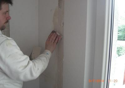 Spachtelungsarbeiten an Aussenwand innen