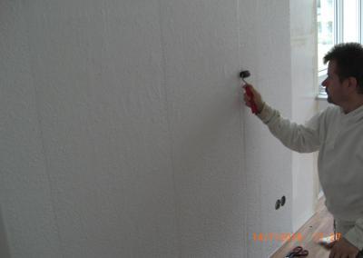 Anbringung von Tapete an Wand