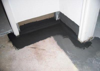 Schutzanstrich Abdichtung im Flur Wohnung in Berlin