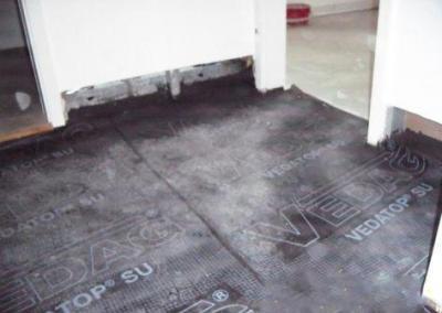 Auslegen einer Abdichtungsfolie im Laden