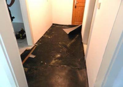 Einbringung von Abdichtungsfolie in Wohnung in Berlin