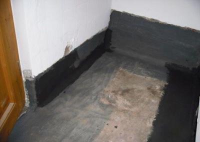 Aufbringung von Schutzanstrich auf Boden für Abdichtung in Berlin