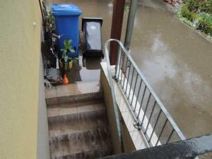 Wasserschaden Überschwemmung -Kellereingang Treppe