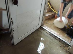 Überschwemmung eines Kellers erste Massnahmen in Brandenburg