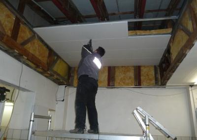 Trockenbauschrauber zur Anbringung einer Trockenbauplatte