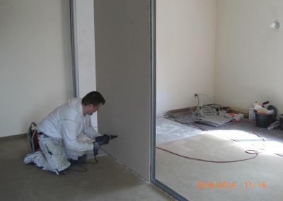 Installation einer Trockenbauwand in einem Einfamilienhaus