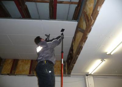 Trockenbaudecke mit Hilfe Werkzeug zur Montage