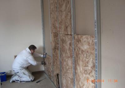 Zuschneiden von Dämmwolle und Einbringung in einer Trockenbauwand